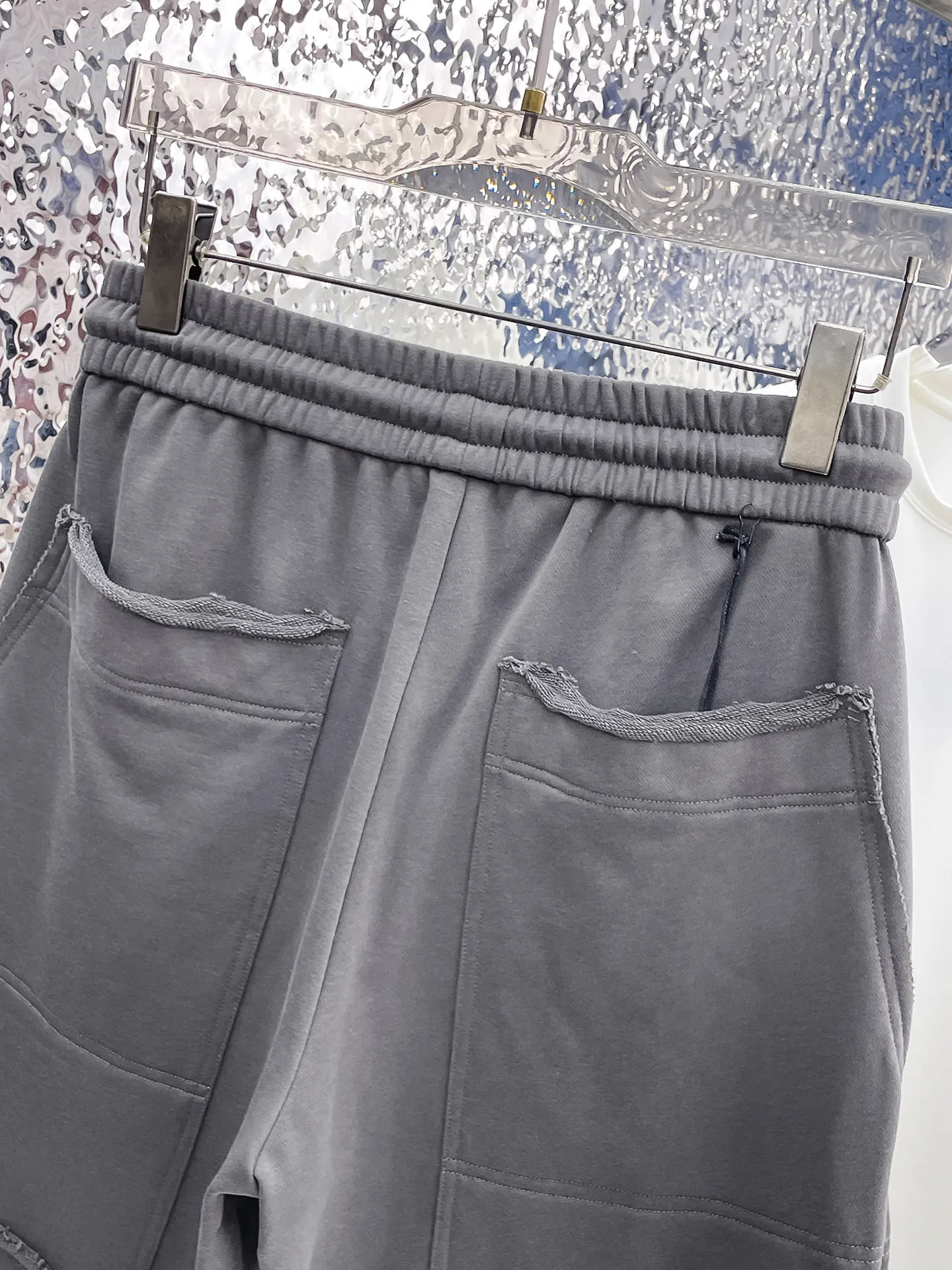 Balenciaga's three-standard complete 2026 summer New Arrival men's casual shorts, advanced custom-made Breathable fabric, Breathable fabric, extremely stretchy and comfortable, impeccable details, top-grade accessories, original logo design concept, delicate and soft feel! The upper body fit is awesome! Size: M-XXXL Please state your height and weight when ordering